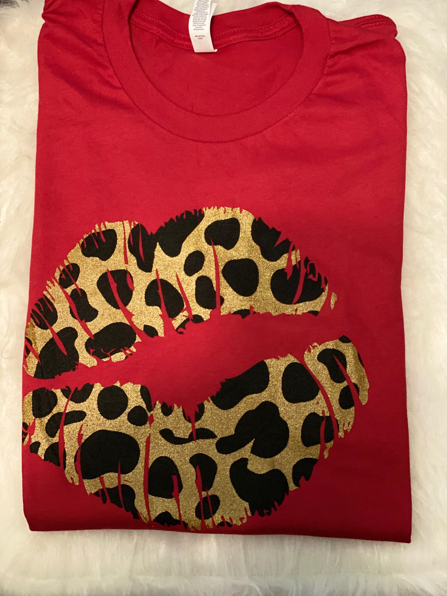 Camiseta con estampado de labios de leopardo